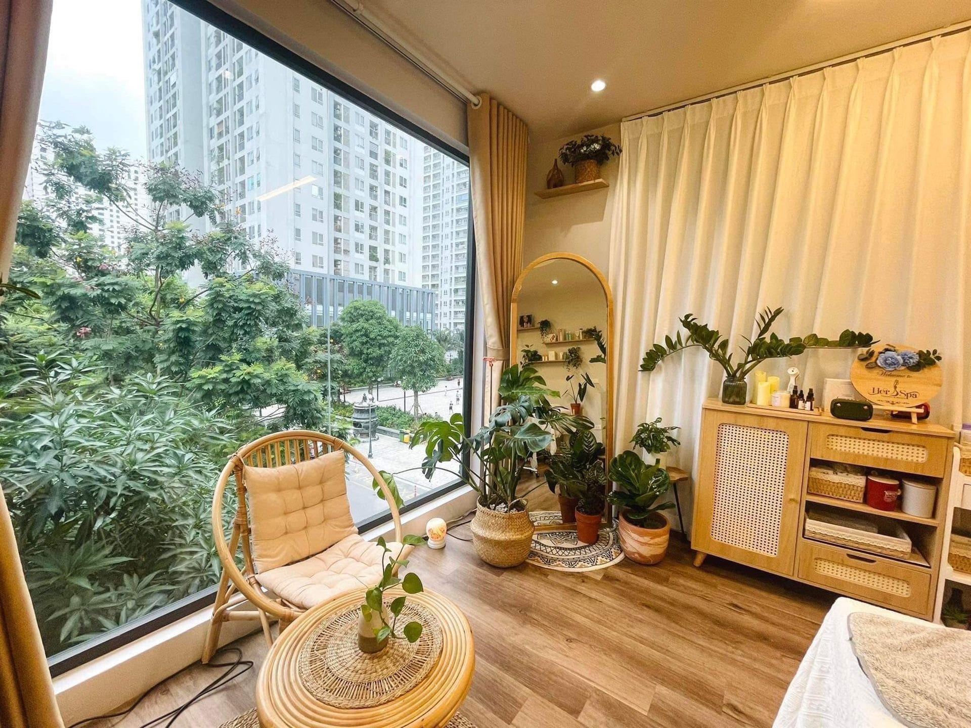 Không gian Mini Homespa với cây xanh, ánh sáng tự nhiên và kệ sản phẩm chăm sóc