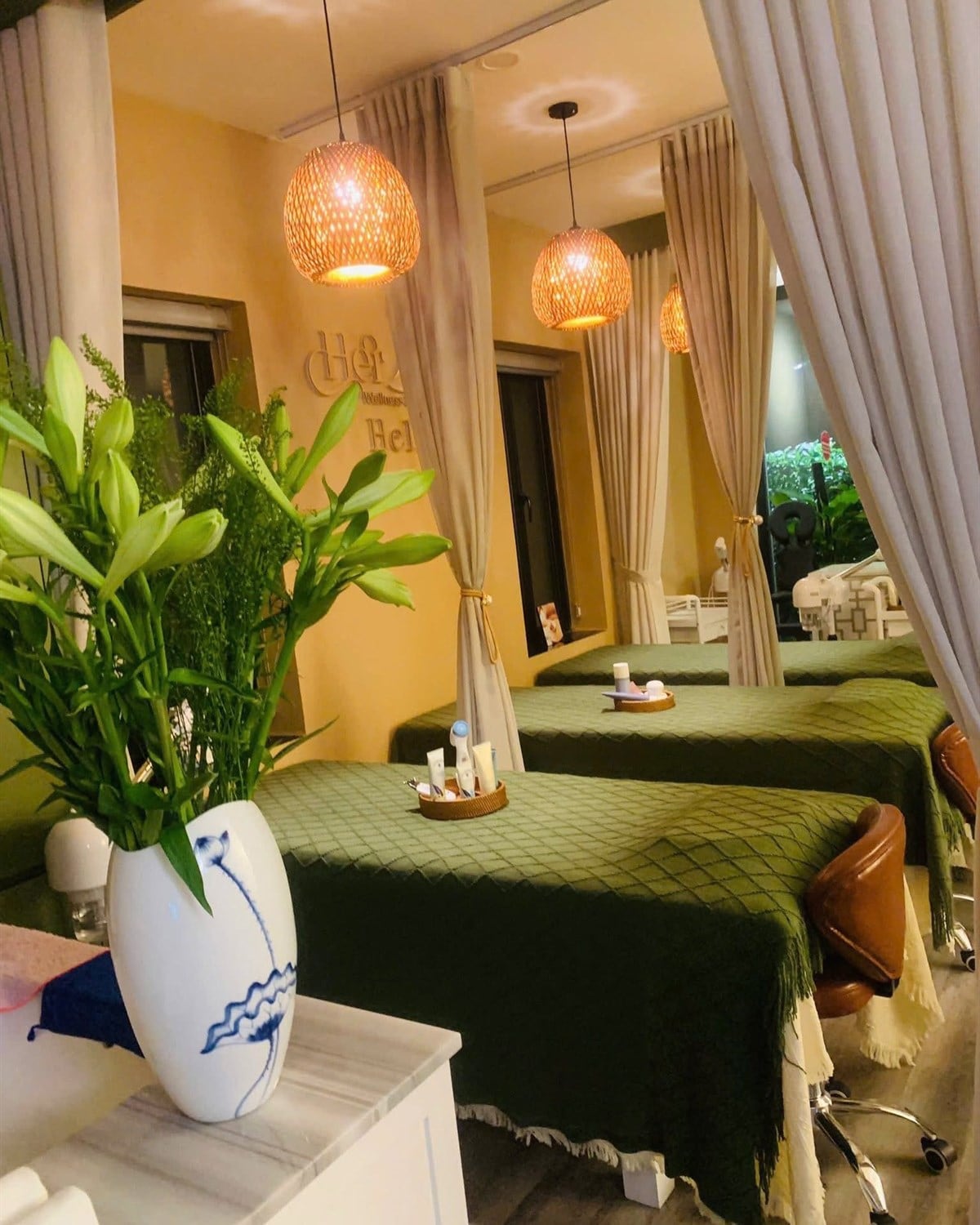 Phòng trị liệu Mini Homespa với giường chăm sóc, rèm mềm và ánh đèn ấm